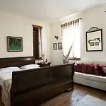 Kro Sedirli Ev